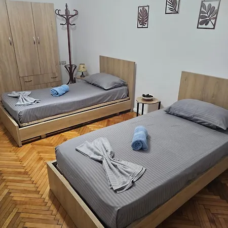 Arlo Nest Apartman